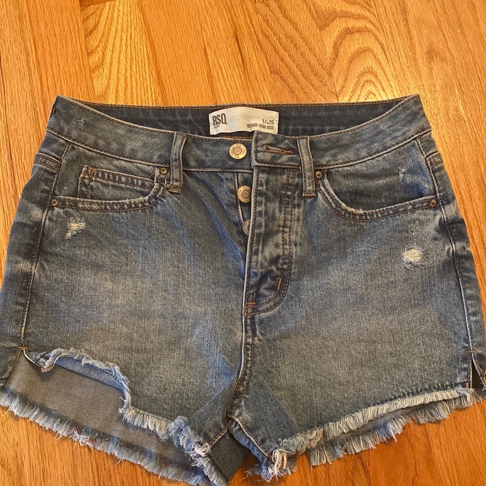 Vintage RSQ denim jean shorts. Size W. 25.